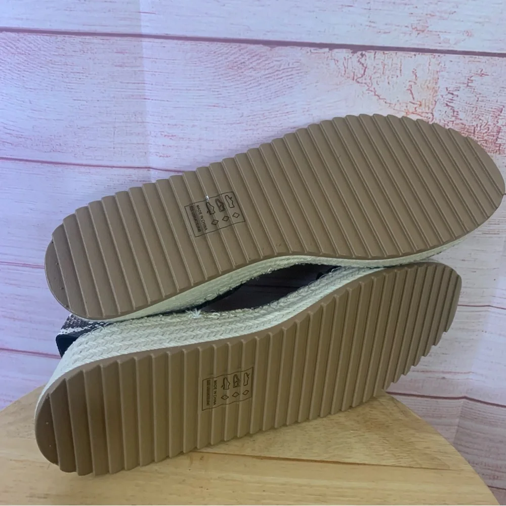 Qupid  Snakeskin Espadrille Flatform Sandal Size 9‎